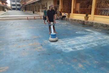 Butuh jasa renovasi lapangan badminton rusak & licin? PT. Wira Konstruksi hadirkan solusi bergaransi & standar BWF. Hubungi Bpk Anwar 081317116767 sekarang!