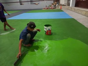 Jasa pengecatan flexipave lapangan badminton outdoor anti-slip & tahan cuaca oleh PT. Wira Konstruksi. Bergaransi resmi. Hubungi Bpk Anwar 081317116767!