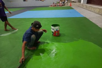 Jasa pengecatan flexipave lapangan badminton outdoor anti-slip & tahan cuaca oleh PT. Wira Konstruksi. Bergaransi resmi. Hubungi Bpk Anwar 081317116767!