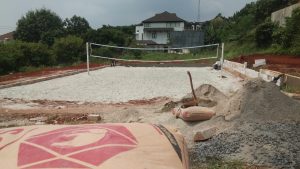 Jasa pembuatan lapangan voli baru dan renovasi. Konsultasikan ukuran, pengecatan, drainase, pagar, dan kebutuhan proyek bersama PT. Wira Konstruksi.
