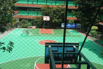 Kontraktor lapangan bulutangkis sekolah, kampus, & instansi terpercaya oleh PT. Wira Konstruksi. Bergaransi & standar BWF. Hubungi Bpk Anwar 081317116767!