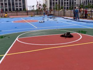 Renovasi lapangan multifungsi dan perbaikan permukaan yang rusak