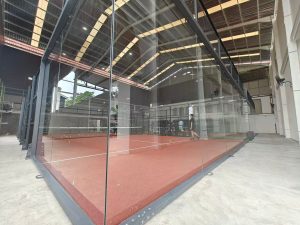 Jasa pembuatan lapangan padel standar FIP bergaransi. Tipe panoramic & classic, kaca tempered & rumput sintetis dari PT. Wira Konstruksi. Hubungi 081317116767!
